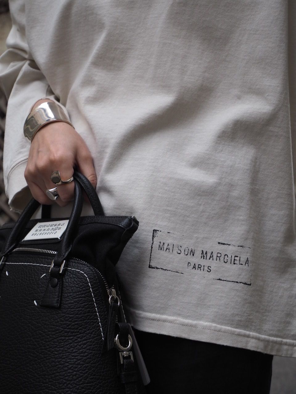 Maison Margiela S51GC0535S24567103 関税送料込 Maison Margiela|スタンプロゴ トップ (クリーム