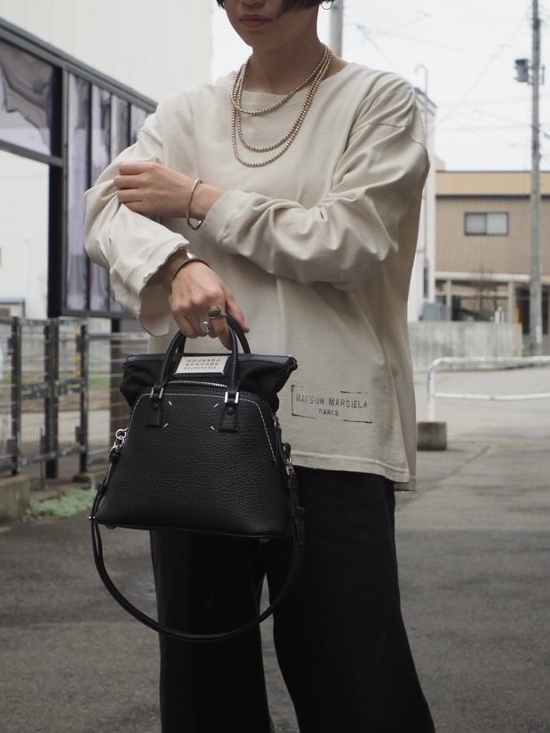 Maison Margiela｜スタンプロゴ トップ (クリーム