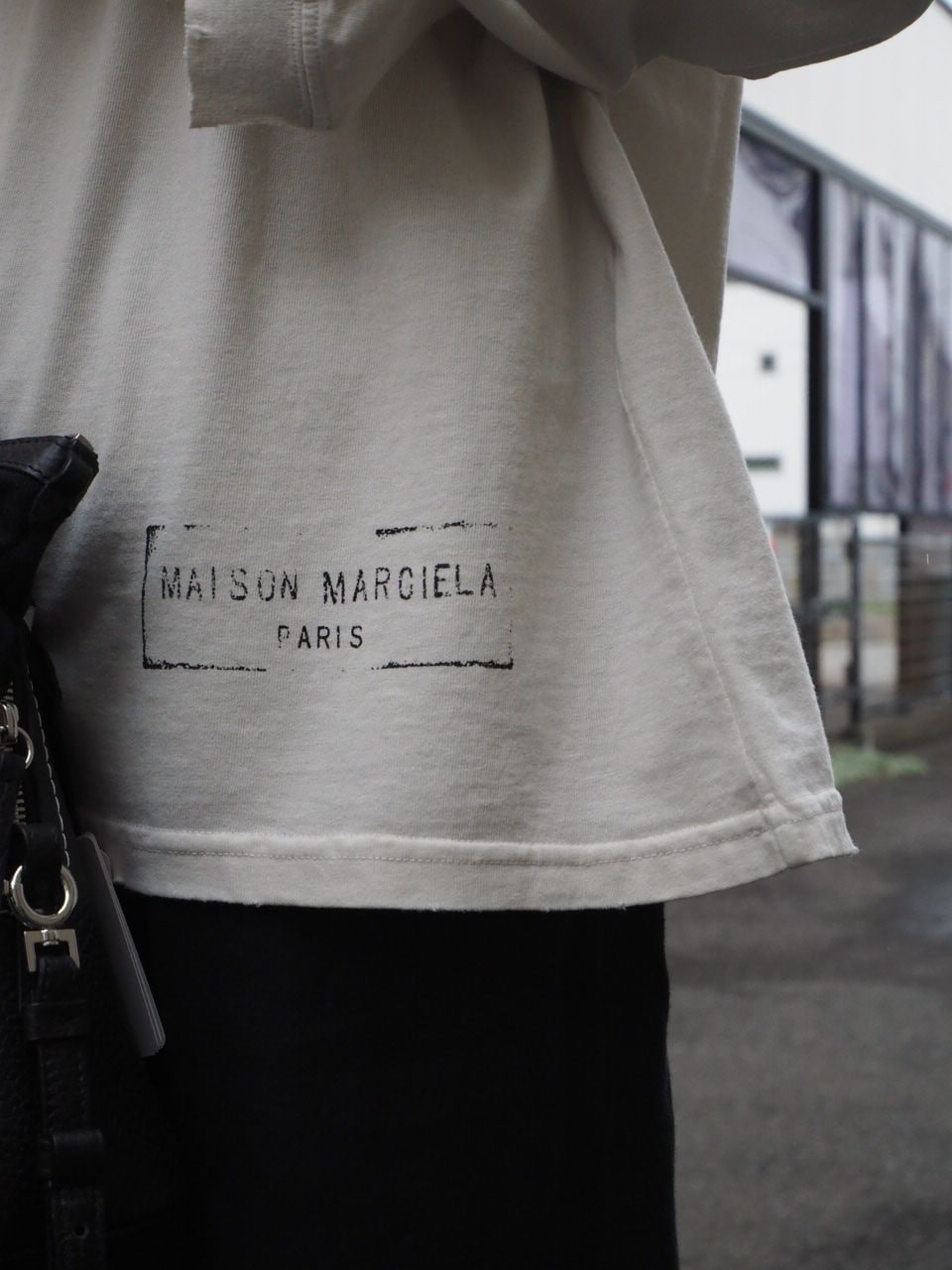 Maison Margiela｜スタンプロゴ トップ (クリーム