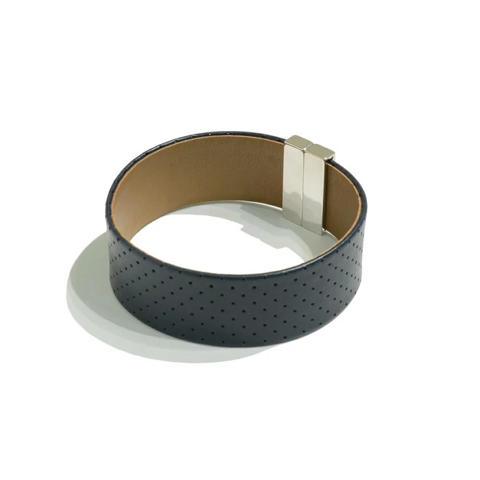 【SALE52%OFF】flowers for zoe（フラワーズ フォー ゾエ）<br>パンチングカーフレザーブレスレット Perforator cuff 19461001025