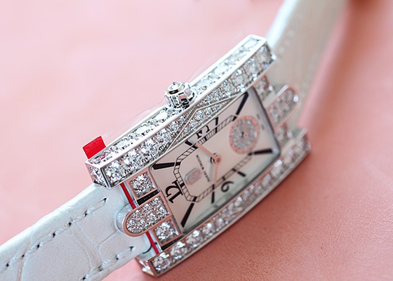 ハリーウィンストン ザ アヴェニュー クラシック オーロラ AVEQHM21 白