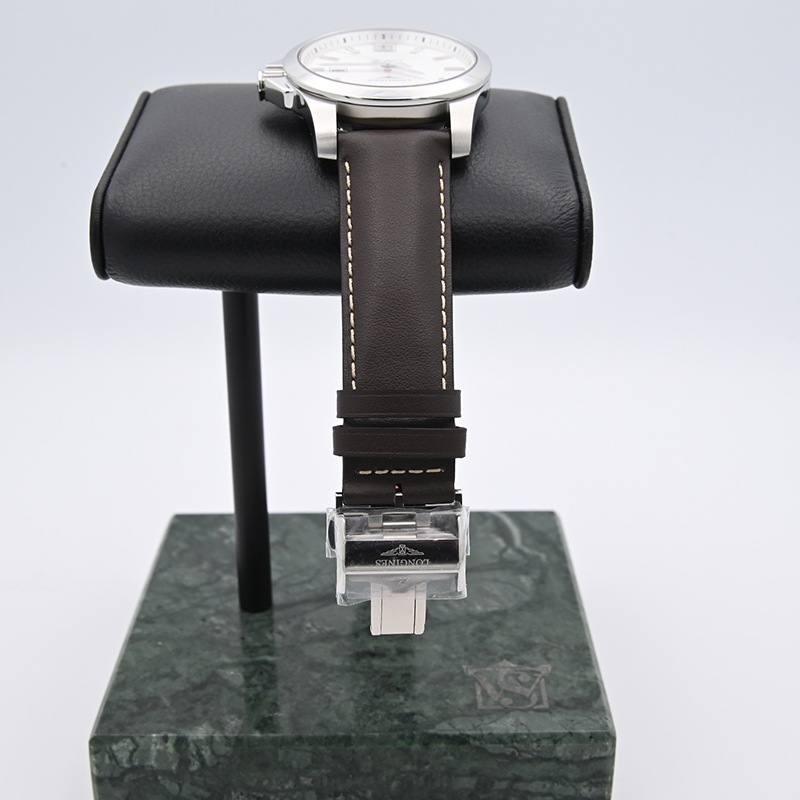 LONGINES コンクエスト クォーツ シルバー文字盤 43mm Ref.L3.760.4