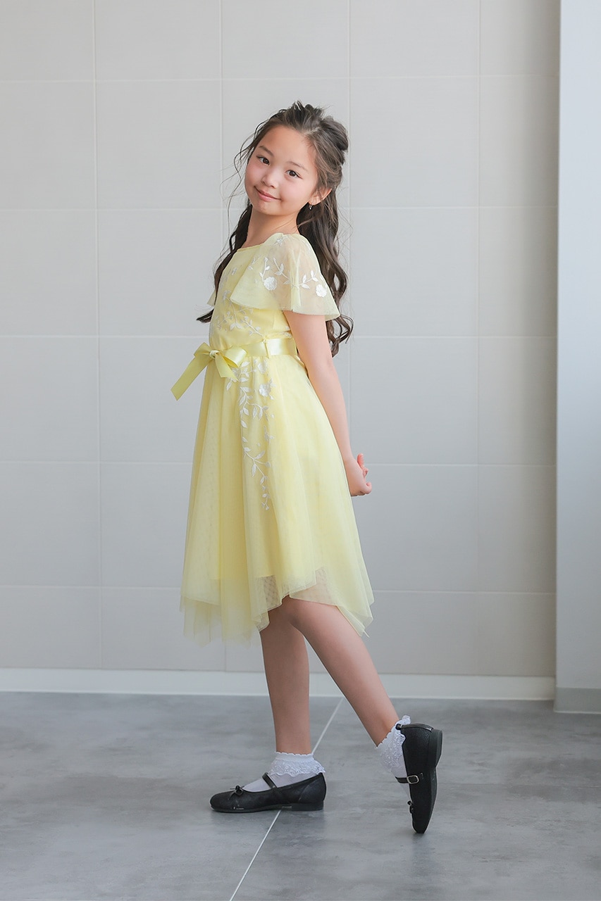 イエローチュールドレス イエローチュールドレス。胸元には白の小さなお花がたくさん