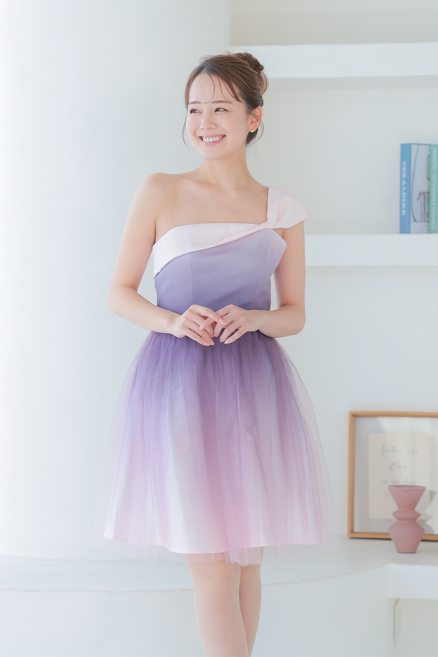 アシンメトリーデザインが可愛い オフショルドレス　パーティードレス 発表会やパーティーに アシンメトリースカートがおしゃれなオフ