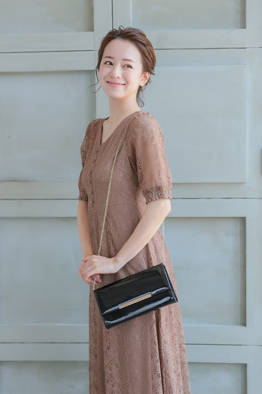 ブラックエナメルパーティーバッグ｜結婚式のパーティードレス