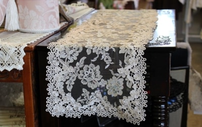 NOBLE FLOWER チュールレース テーブルランナー 約25×180cm / アミ 