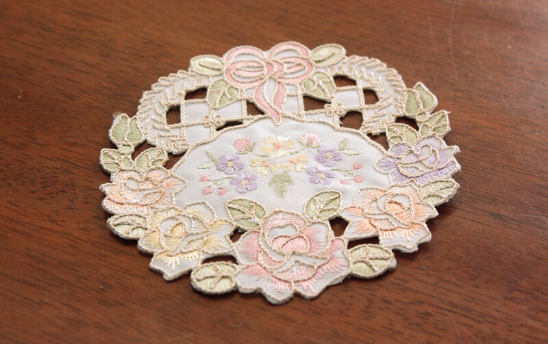 Ribbon ＆ Rose 刺繍＆カットワーク コースター 約12cm｜インテリア