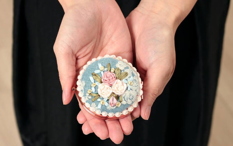 Florist リボン刺繍 コンパクトミラー 約6.5cm / アミ