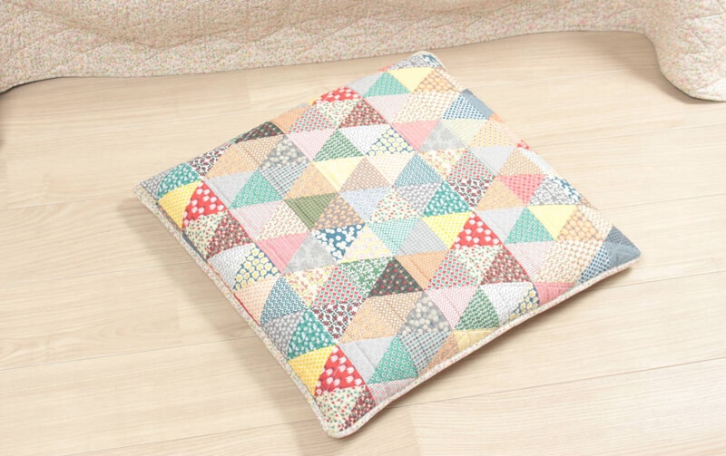 flower-flag コットンキルト 座布団カバー 約55×59cm｜アミ