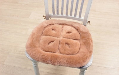 ムートン 紐付きシートクッション 約40×43cm