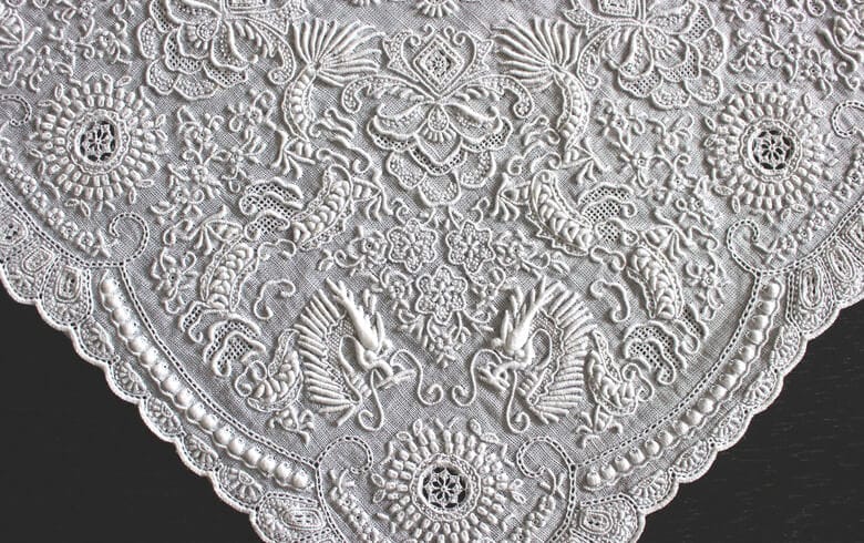 貴婦人に愛されたスワトウ刺繍のハンカチ