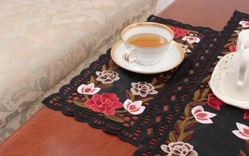 高密度カラー刺繍 テーブルセンター 約20×40cm [ardente]｜アミ