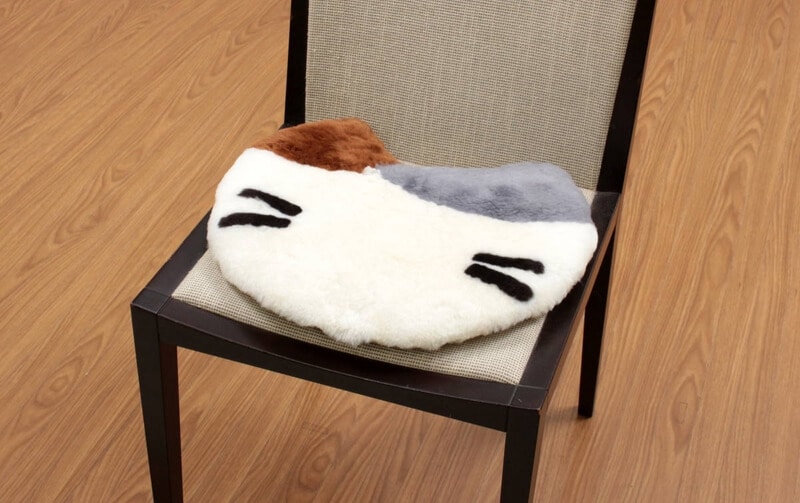 ムートン シートクッション 猫型 短毛 約40×36cm｜インテリアレース