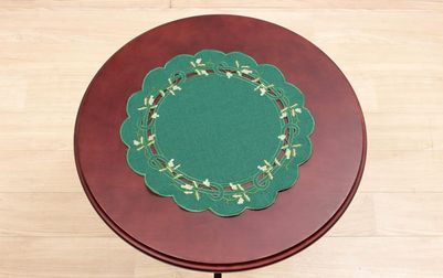 Xmas テーブルセンター ヒイラギ刺繍 直径約38cm