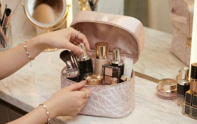 羽根柄 バニティポーチ 約17×22×14cm [Lumifeather]