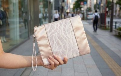 羽根柄 フラットバッグ 約20×25cm [Lumifeather]