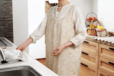 ふんわり花柄レースエプロン（ポケット付き・やわらか素材 ）