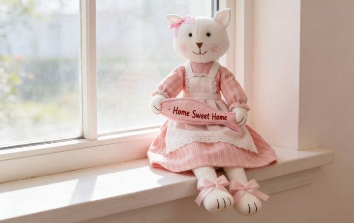 エプロン姿のおすわりネコちゃん 全長 約40cm｜インテリアレース
