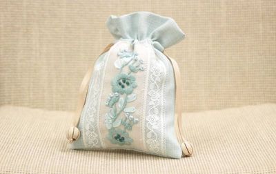 巾着Ｍ フローラル刺繍 約13×18cm [Atelier Bloom]