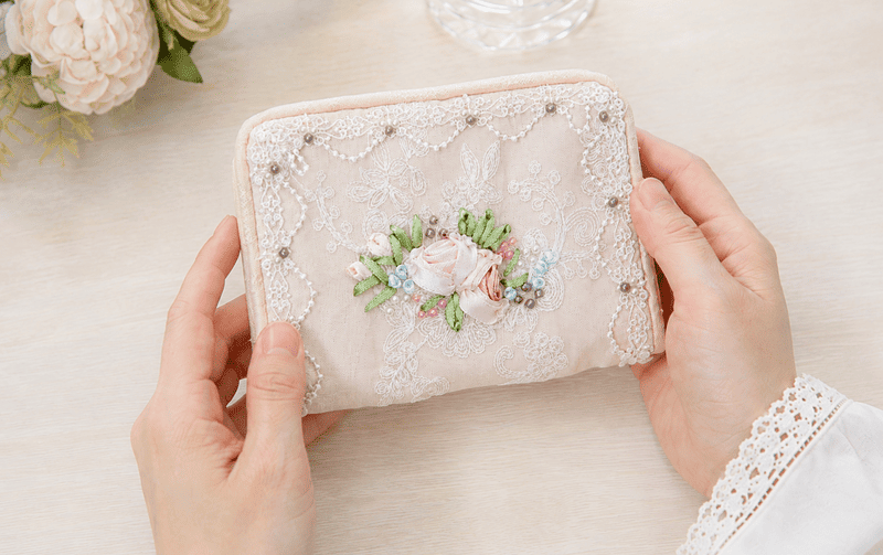 ミニティッシュケース リボン刺繍×ビーズ 約10×12cm [Elue