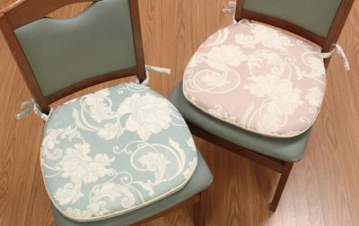 紐付きシートクッション クラシカルデザイン 花柄 シェニール織 約43×45cm