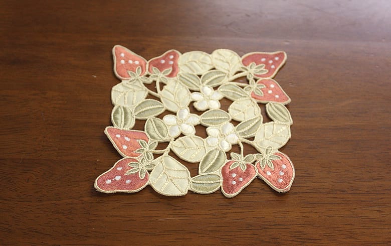 いちご コースター　約12×12cm [Strawberry embroidery]