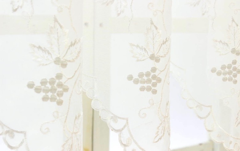 【SALE】uva+crista ぶどう柄刺繍 カフェカーテン 約135×30cm