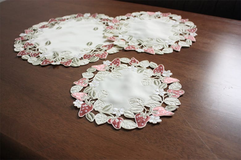 いちご ドイリー　約20cm [Strawberry embroidery]