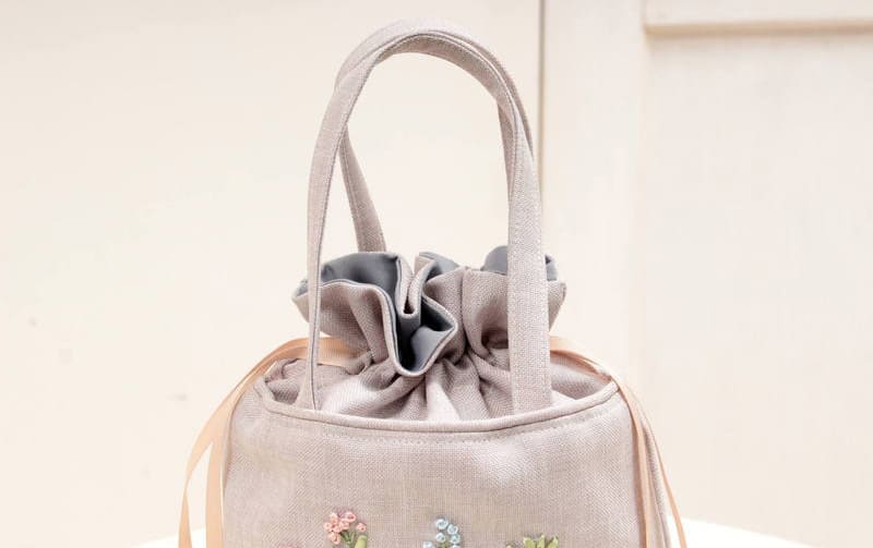 リボン刺繍 巾着型バッグ 約29×25×10cm [fiorinette]｜アミ