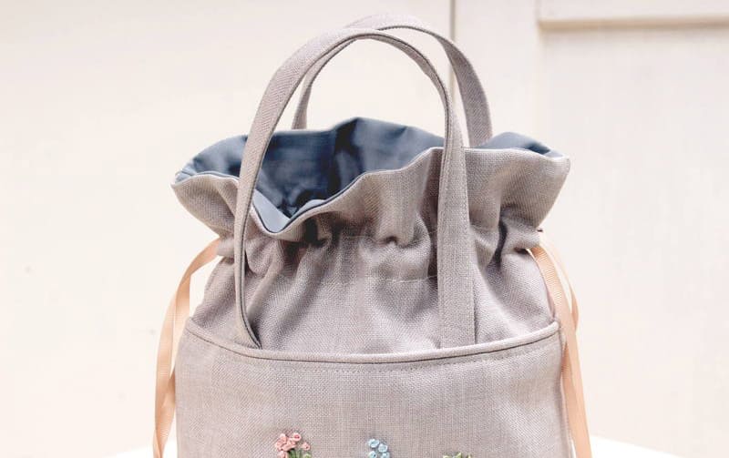 リボン刺繍 巾着型バッグ 約29×25×10cm [fiorinette]｜アミ