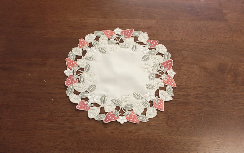 いちご ドイリー　約25cm [Strawberry embroidery]