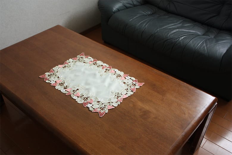 いちご テーブルセンター　約30×45cm [Strawberry embroidery]