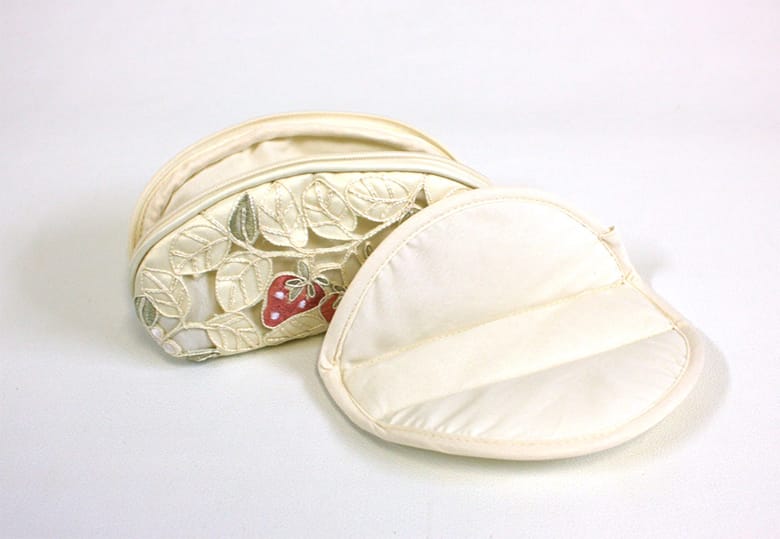 いちご 眼鏡ケース　約7.5×15.5×4cm [Strawberry embroidery]