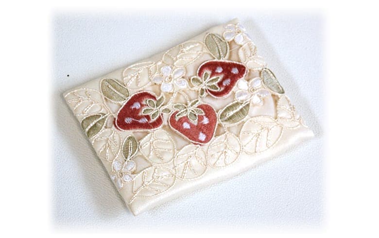 いちご ミニティッシュケース　約9×12cm [Strawberry embroidery]