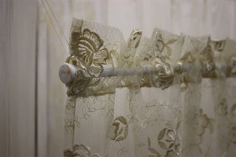 総柄刺繍＆ギュピール 　カフェカーテン 約135×135cm [Brilliantly-Crystal]