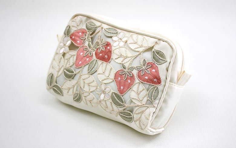 いちご ジップポーチ　約10×15×4.5cm [Strawberry embroidery]