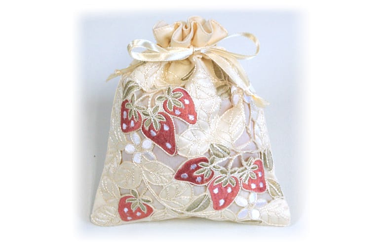 いちご 巾着　約20×16cm [Strawberry embroidery]