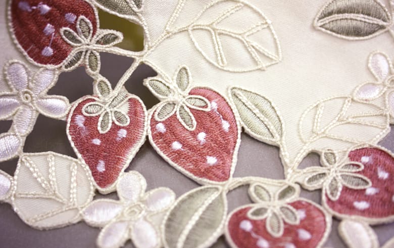 いちご 巾着　約20×16cm [Strawberry embroidery]