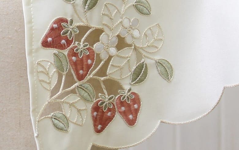 Strawberry embroidery いちご ケープ ｜インテリアレース・テーブル