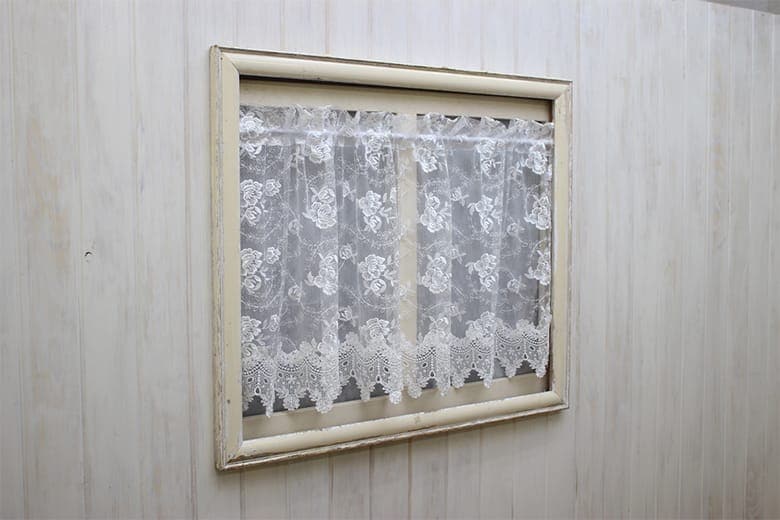 総柄刺繍＆ギュピール 　カフェカーテン 約135×60cm [Brilliantly-Crystal]