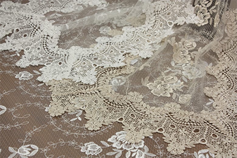 総柄刺繍＆ギュピール 　カフェカーテン 約135×60cm [Brilliantly-Crystal]