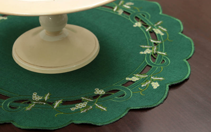 Xmas テーブルセンター ヒイラギ刺繍 直径約38cm