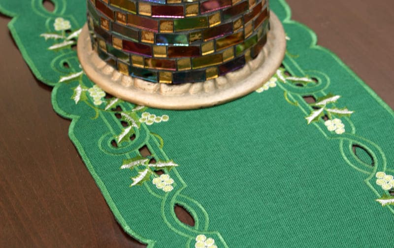 Xmas テーブルランナー ヒイラギ刺繍 約20×160cm｜インテリアレース