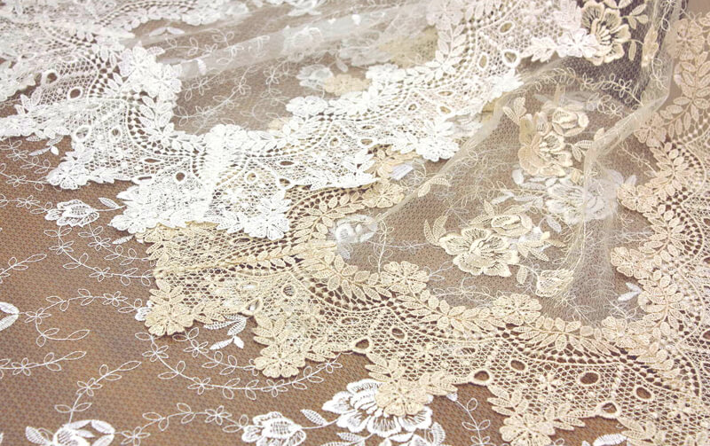 総柄刺繍＆ギュピール 　テーブルクロス 約120×160cm [Brilliantly-Crystal]