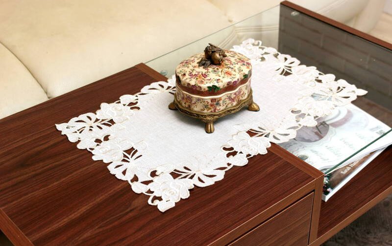 カットワークのテーブルセンター