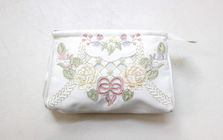 刺繍＆カットワーク ジップポーチ　約12×18×5cm [Ribbon ＆ Rose]