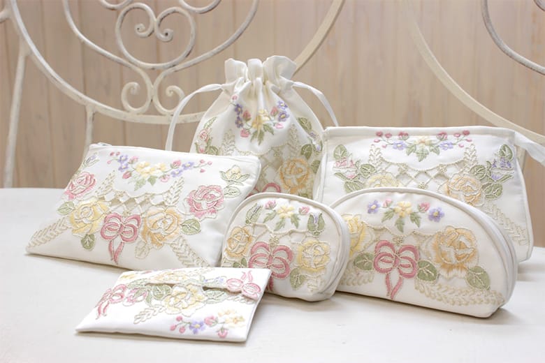 刺繍＆カットワーク ジップポーチ　約12×18×5cm [Ribbon ＆ Rose]