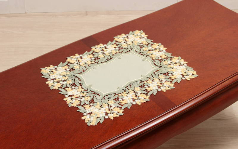 ミモザ柄ケミカルレース テーブルセンター 約37×47cm [un autre]