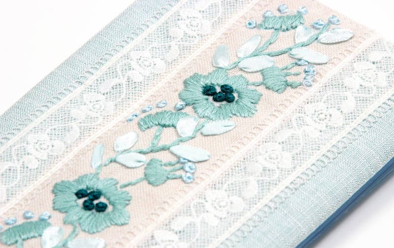 お薬手帳ケース フローラル刺繍 約24×16.5cm [Atelier Bloom]