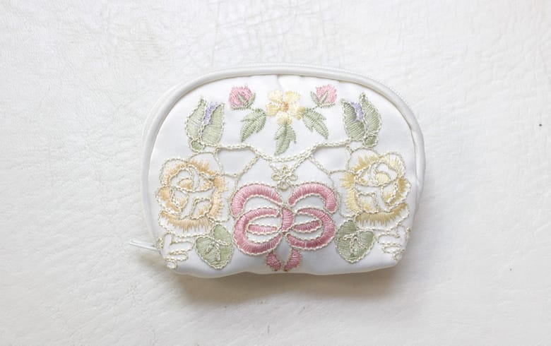 刺繍＆カットワーク コインケース　約6×10×3cm [Ribbon ＆ Rose]
